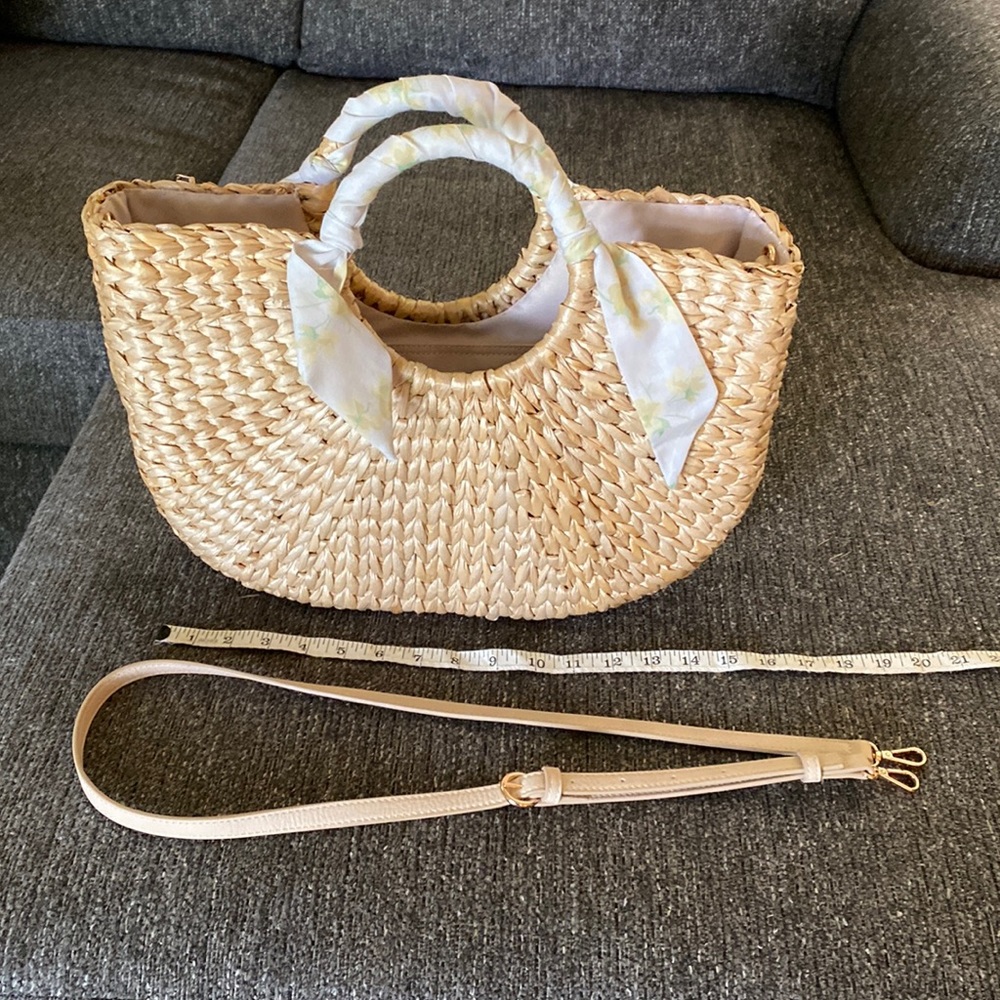 Beautiful LC Lauren Conrad straw bag